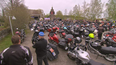 Motorcyklar och motorcyklister vid Lundo kyrka.