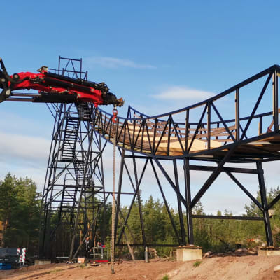 Mäkihyppytornia pystytetään
