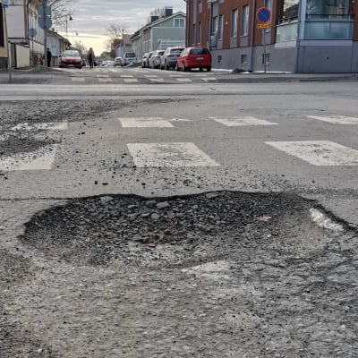 Suuri kuoppa asfalttitiessä