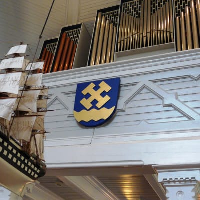 Votivskeppet och orgeln i Strömfors kyrka