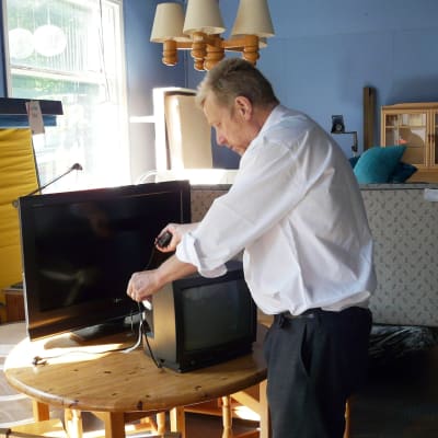 Kari Koivisto granskar begagnad tv på väg till återvinning i Lovisa