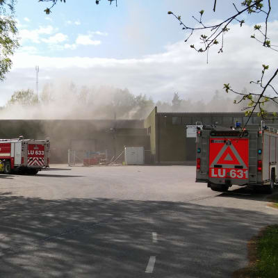 Eldsvåda i industribyggnad på Kastensgatan i Lojo.