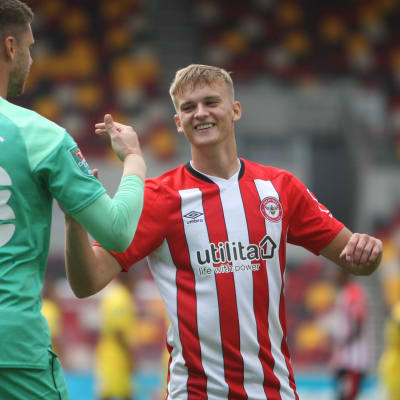 Marcus Forss firar med Luke Daniels.