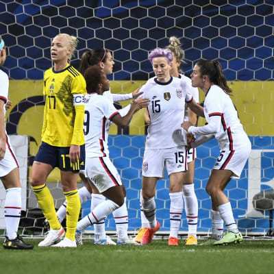 Megan Rapinoe gör mål mot Sverige.