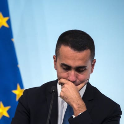 Italien och den populistiska Femstjärnerörelsens ledare, vicepremiärminister Luigi di Maio  vägrar att ge efter för EU:s krav