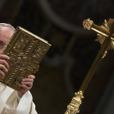 Påve Franciskus under påskmässa i Peterskyrkan i Vatikanen 2015.
