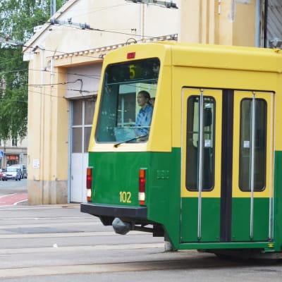Spårvagn nr 5 åker ut från depån.
