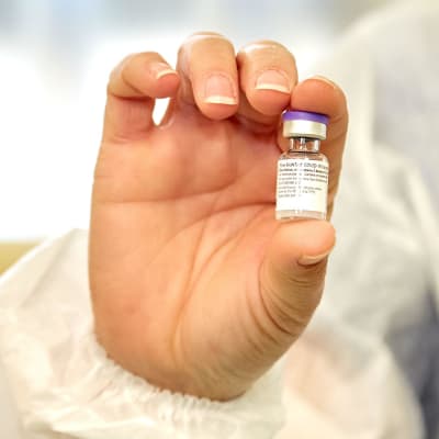 En sjukskötare håller i ett coronavaccin av tillverkaren Moderna.