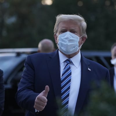 Donald Trump visar tummen upp när han anländer till Vita huset efter att ha varit intagen på sjukhus i tre dygn på grund av coronaviruset.