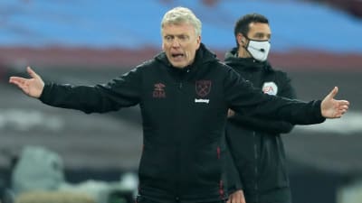 David Moyes slår ut med händerna.