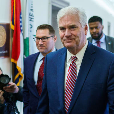 Tom Emmer kävelee sinisessä puvussaan ja raidallisessa solmiossaan käytävällä.