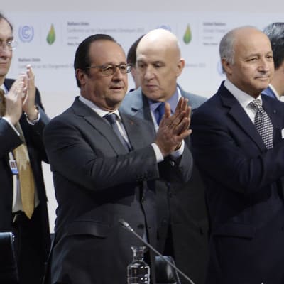 Frankrikes pesident Francois Hollande och utrikesminister Laurent Fabius vid klimatkonferensensen i Paris.