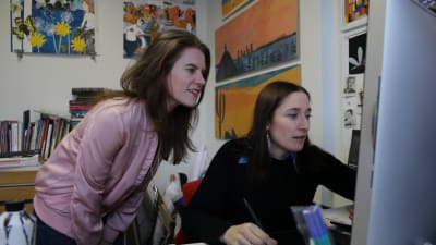 Linda Bondestam illustrerar vid datorn tillsammans med Jenny Lucander