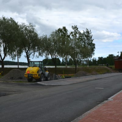 På bilden synns Strandvägen i Lovisa som just blivit så pass klar att bara asfalten fattas. En gul arbetsmaskin synns också.