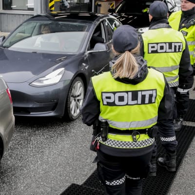 Även Norge har stängt sina gränser i likhet med andra nordiska länder har infört stränga gränskontroller.