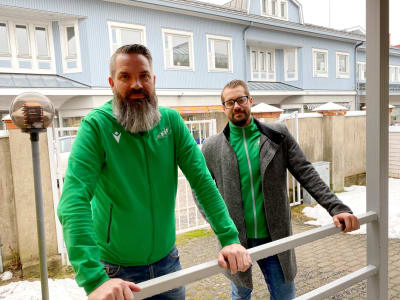Två personer står bredvid varandra.