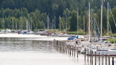 Flera segelbåtar förtöjda i Borgå å.