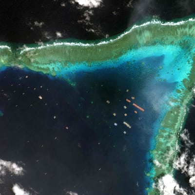 Satelliittikuvassa näkyy kiinalaisia aluksia Whitsun-riutalla Union Banks -atolllin pohjoiskärjessä Spratlysaarilla.
