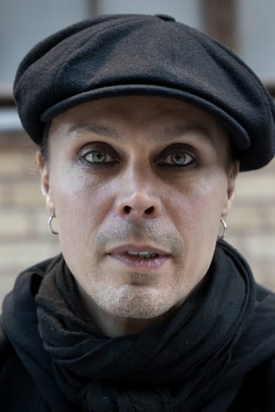 Ville Valo puree huulta lähikuvassa.