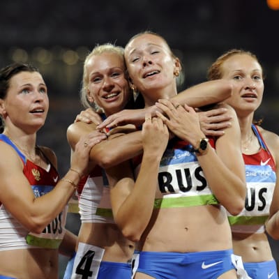 Julia Tjermosjanskaja kramas om efter OS-guldet på 4x100 meter i OS 2008.