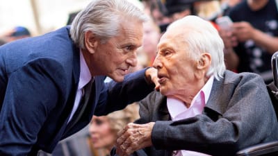 Michael Douglas talar med Kirk Douglas.