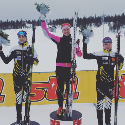 Jasmin Kähärä (t.v.), Hanna Ray och Katariina Neuvonen, medaljörer 5 km klassiskt junior-FM i Rovaniemi, mars 2017.