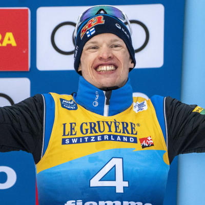 Iivo Niskanen firar sin tredjeplats i Tour de Ski 2022.