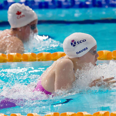 Två simmare sida vid sida under tävling.