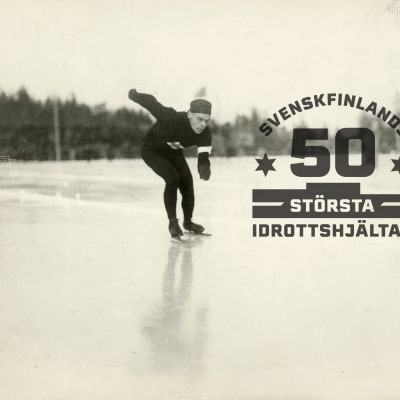 Clas Thunberg i VM i Stockholm 1923, med logon för Svenskfinlands 50 största idrottshjältar.