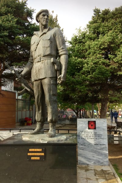 Staty över kosovoalbansk krigshjälte i staden Prizren.