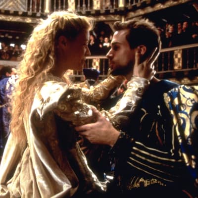 Gwyneth Paltrow ja Joseph Fiennes elokuvassa Rakastunut Shakespeare