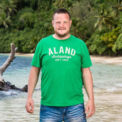 Micke Björklund i grön tröja med texten Åland. 