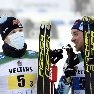 Iivo Niskanen ja Joni Mäki Pekingin olympialaisten viestin jälkeen.