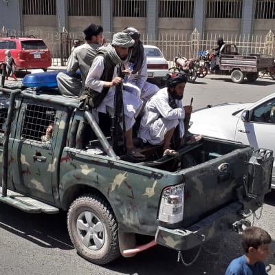 Taliban-taistelijoita autossa.