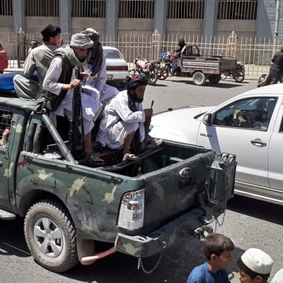 Taliban-taistelijoita autossa.