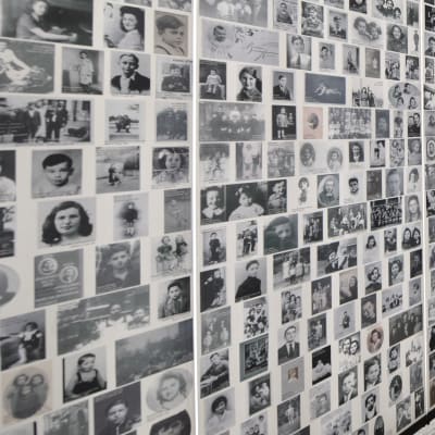 Väggar med bilder på judiska barn som deporterades från Frankrike och dödades av nazisterna.