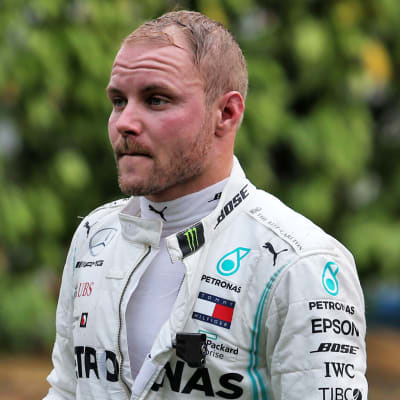 Valtteri Bottas gåendes.