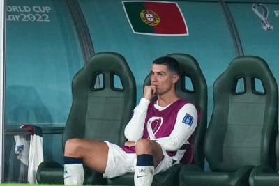 Cristiano Ronaldo sitter på bänken.