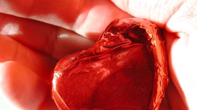 Angina pectoris kan kännas som en kramande känsla över bröstet. Bild:Yle/Arja Lento