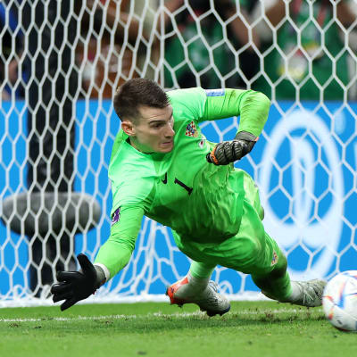 Dominik Livakovic torjuu Japanin rangaistuspotkun.