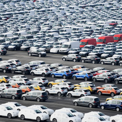 Autoja odottamassa lastausta Volkswagenin tehtaalla Emdenissä Saksassa.