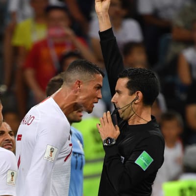 Ronaldo huutaa keltaista korttia näyttävälle tuomarille.