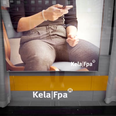 Kelan logo ja mainos ikkunassa.