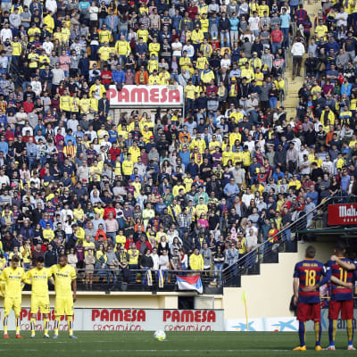 Barcelona och Villareal inledde matchen med att hedra offren i bussolyckan i Tarragona-provinsen.