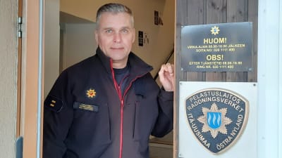 ÖVerbrandman Dan Lundström vid räddningsstationen i Nickby