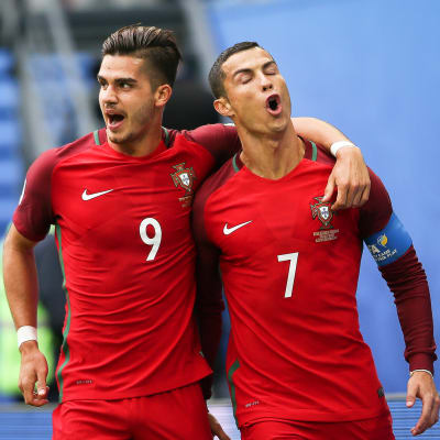 Andre Silva och Cristiano Ronaldo firar ett mål.