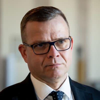 Petteri Orpo i glasögon, han ser allvarlig ut.