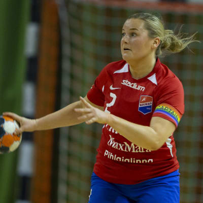 Anna Lindahl håller i bollen med en hand.