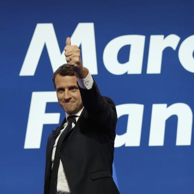 Emmanuel Macron firar sin seger i första omgången av presidentvalet i Paris 23.4.2017