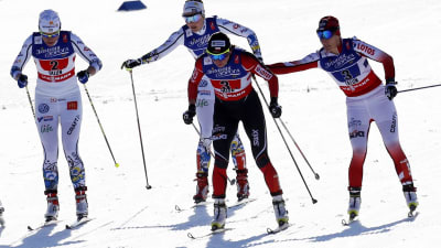Sverige och Polen växlar i sprintstafetten.